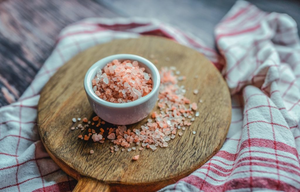 Un petit ramequin rempli de sel rose de l'Himalaya